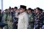 Prabowo Subianto memimpin inspeksi armada TNI AL di Teluk Jakarta dalam rangka HUT ke-80 TNI, menegaskan pentingnya pengabdian prajurit kepada bangsa dan rakyat.