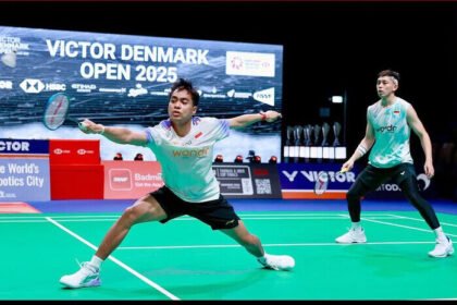 Debut Mengejutkan! Duet anyar Indonesia, Rian Ardianto/Rahmat Hidayat, tampil luar biasa dengan menumbangkan unggulan kedua Malaysia, Aaron Chia/Soh Wooi Yik, di babak 32 besar Denmark Open 2025.