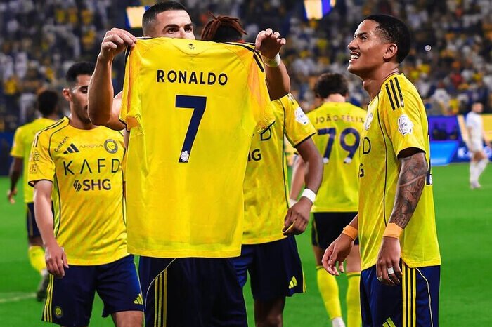 Cristiano Ronaldo rayakan gol roket spektakuler saat Al Nassr kalahkan Al Fateh 5-1 di Liga Pro Saudi.