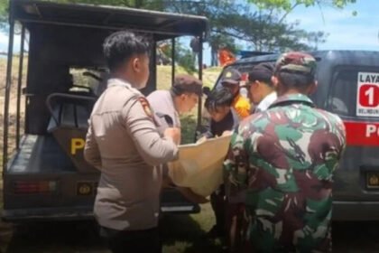 Petugas gabungan evakuasi korban yang terseret ombak di perairan Pantai Modangan, Malang. Dua korban hilang dari rombongan Karang Taruna Surabaya. (Foto: Polres Malang)
