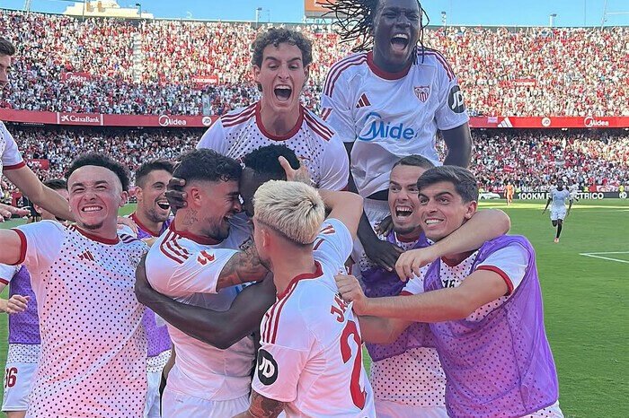 Vinicius Junior dan Kylian Mbappe tampil gemilang membawa Real Madrid kembali ke puncak klasemen Liga Spanyol 2025/2026.