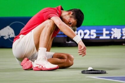 Novak Djokovic muntah di pinggir lapangan namun tetap melangkah ke perempat final Shanghai Masters 2025 dengan semangat juang luar biasa.