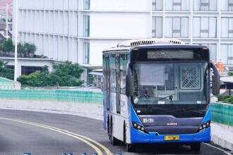 Transjakarta ubah rute 2F dan 8D mulai hari ini, menambah titik pemberhentian baru demi layanan lebih efisien.