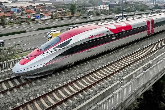 KPK pastikan terbuka terima informasi dugaan korupsi proyek kereta cepat Whoosh usai pernyataan Mahfud MD.