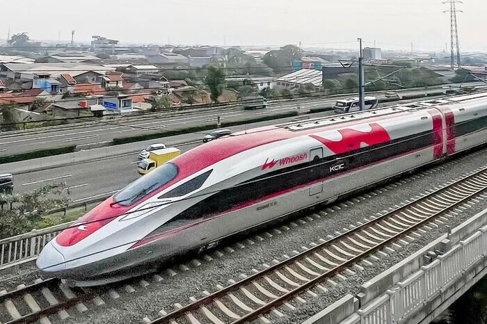 Pemerintah menyiapkan skema pembiayaan kreatif di luar APBN untuk melunasi utang proyek kereta cepat Whoosh demi menjaga stabilitas fiskal nasional.