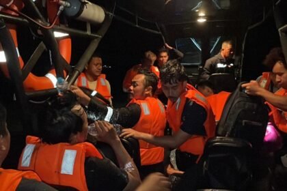 TNI AL Evakuasi 19 ABK Kapal KIP Entrada Prima 3 yang Hampir Tenggelam di Perairan Pulau Kanipan