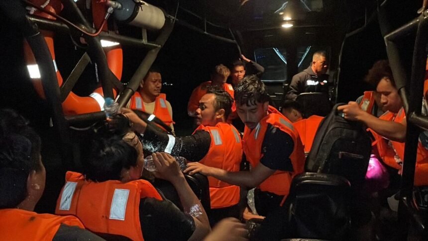 TNI AL Evakuasi 19 ABK Kapal KIP Entrada Prima 3 yang Hampir Tenggelam di Perairan Pulau Kanipan