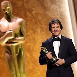 Empat Dekade Menunggu, Tom Cruise Resmi Genggam Oscar Kehormatan