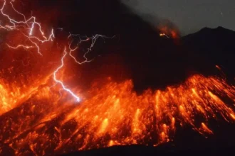 Gunung Paling Aktif Jepang Meletus Lagi, Lontarkan Abu hingga 4,4 Km ke Langit