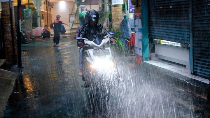 BMKG Imbau Warga Waspada, Hindari Aktivitas Luar Saat Hujan Ekstrem