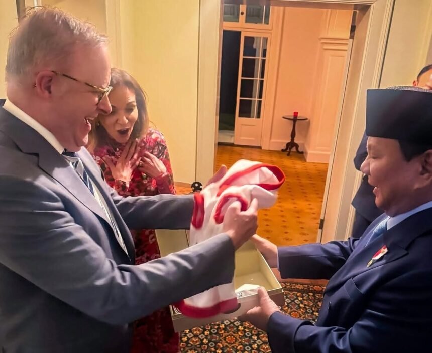 Gemash! Presiden Prabowo Beri Hadiah Baju dan Tali untuk Toto, Anjing Kesayangan PM Australia
