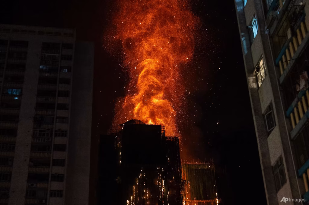 Breaking News : Api Lalap Apartemen 31 Lantai di Hong Kong, 13 Orang Meninggal, Banyak Lansia Terjebak 2 Breaking News : Api Lalap Apartemen 31 Lantai di Hong Kong, 13 Orang Meninggal, Banyak Lansia Terjebak