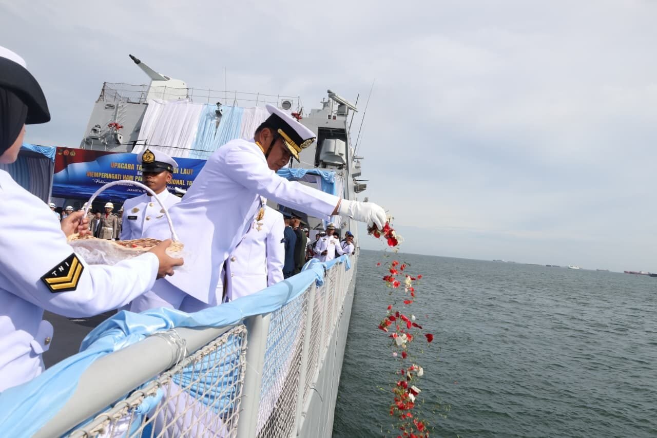 TNI AL Gelar Upacara Tabur Bunga di KRI Brawijaya-320, Kenang Jasa dan Pengorbanan Pahlawan 2 TNI AL Gelar Upacara Tabur Bunga di KRI Brawijaya-320, Kenang Jasa dan Pengorbanan Pahlawan