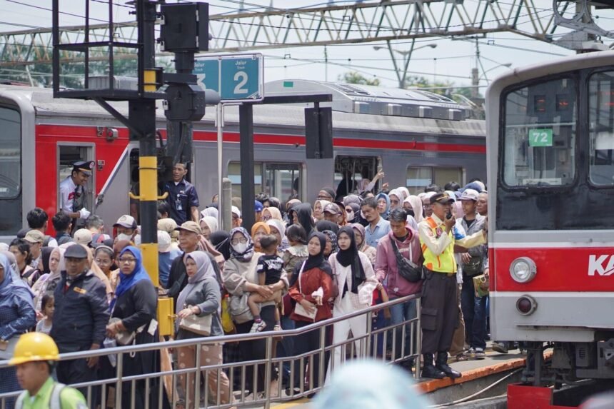 Penumpang Malam Masih Minim, DPR Minta KRL 24 Jam Dikaji Ulang