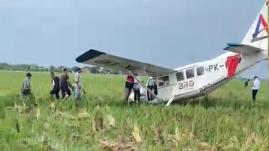 Breaking News: Pesawat Latih Jatuh di Sawah Karawang