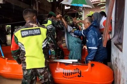 Personel Kodim 0102/Pidie Evakuasi Lansia di Tengah Derasnya Banjir Mutiara Timur