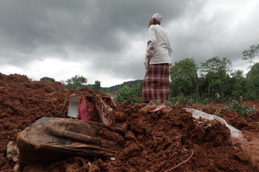 Prabowo Kerahkan Seluruh Kekuatan Nasional Tangani Bencana Banjir dan Longsor di Sumatera