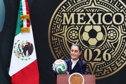 Presiden Meksiko, Claudia Sheinbaum berpidato selama presentasi resmi Piala Dunia FIFA 2026 di Kompleks Budaya Los Pinos, 10 November 2025 (Dok. Reuters)