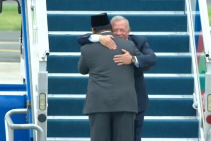 Pelukan Hangat Prabowo Sambut Kedatangan Raja Abdullah II
