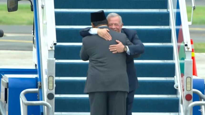 Pelukan Hangat Prabowo Sambut Kedatangan Raja Abdullah II
