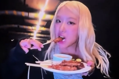 Setelah Nasi Goreng, Rose BLACKPINK Kini Jatuh Cinta pada Sate Ayam Indonesia