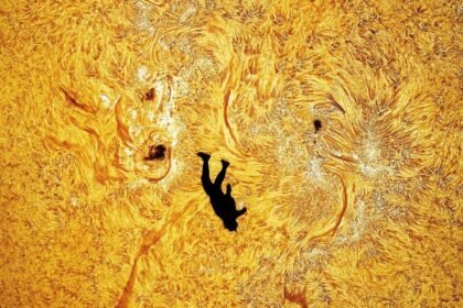 Momen Mustahil! Fotografer Abadikan Penerjun Payung Tepat di Atas Permukaan Matahari