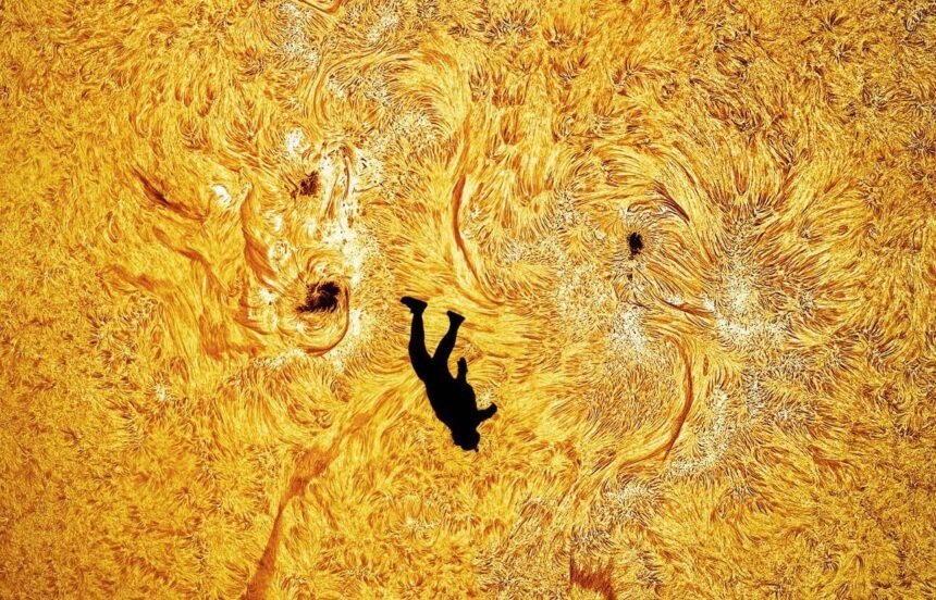 Momen Mustahil! Fotografer Abadikan Penerjun Payung Tepat di Atas Permukaan Matahari