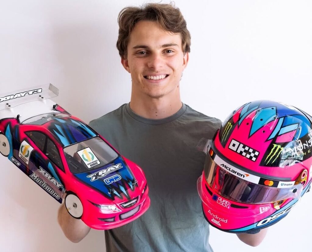 Parade Helm Spektakuler di F1 GP Las Vegas : Dari Glitter Hingga Chrome Party 5 Parade Helm Spektakuler di F1 GP Las Vegas : Dari Glitter Hingga Chrome Party