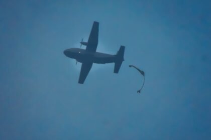 TNI AL Sukses Gelar Latihan Terjun Payung Malam untuk 57 Perwira Siswa AAL Angkatan ke-71