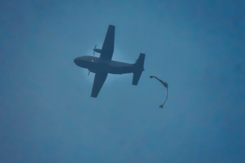 TNI AL Sukses Gelar Latihan Terjun Payung Malam untuk 57 Perwira Siswa AAL Angkatan ke-71