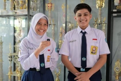 Dua siswa SMP Negeri 4 Kota Bekasi, Bilqis Andrea Jasmin dan Sabda Rais Putra Alam