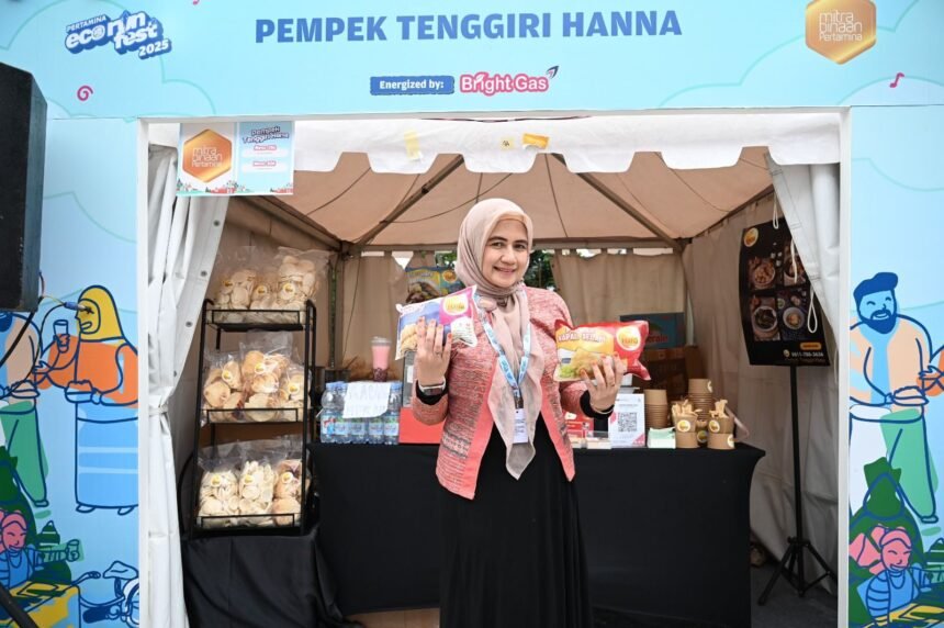 Diana Owner Pempek Tenggiri Hanna salah satu UMKM Pertamina yang membuka booth pada acara EcorunFest 2025 diselenggarakan di Istora Senayan, Jakarta pada Minggu (23/11/2025)