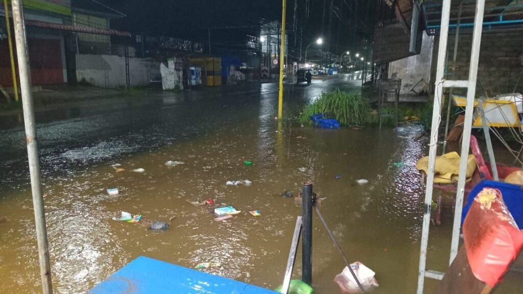 Sumatera Utara Diterjang Banjir Bandang: 13 Meninggal, 3 Hilang, Jembatan Putus 2 Sumatera Utara Diterjang Banjir Bandang: 13 Meninggal, 3 Hilang, Jembatan Putus