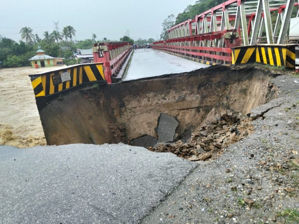 Sumatera Utara Diterjang Banjir Bandang: 13 Meninggal, 3 Hilang, Jembatan Putus 3 Sumatera Utara Diterjang Banjir Bandang: 13 Meninggal, 3 Hilang, Jembatan Putus