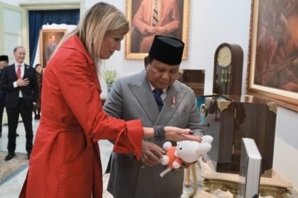 Bobby Kertanegara Dapat Kado Istimewa, Boneka Berjersey Oranye dari Ratu Máxima