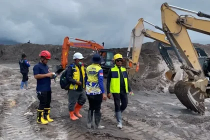 8 Letusan Semeru Hari Ini, Pengungsi Bertambah, Tanggul 300 Meter Jebol