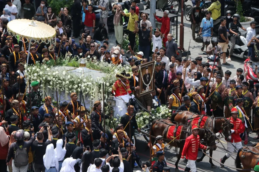 Prosesi Megah Pemakaman Pakubuwono XIII: Warisan Jawa yang Abadi