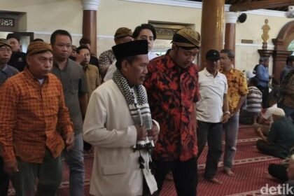 Momen Canggung Dua Raja Keraton Solo Salat Jumat di Masjid yang Sama, Tak Saling Sapa