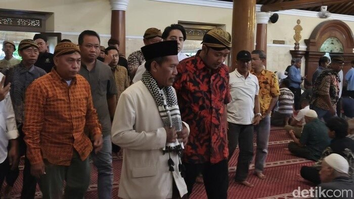 Momen Canggung Dua Raja Keraton Solo Salat Jumat di Masjid yang Sama, Tak Saling Sapa