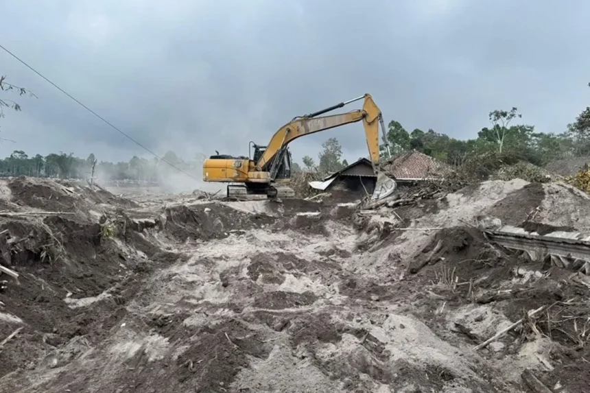 Semeru Meletus 35 Kali dalam 6 Jam: Warga Mulai Pulang, Rumah Tertimbun 2 Meter Abu