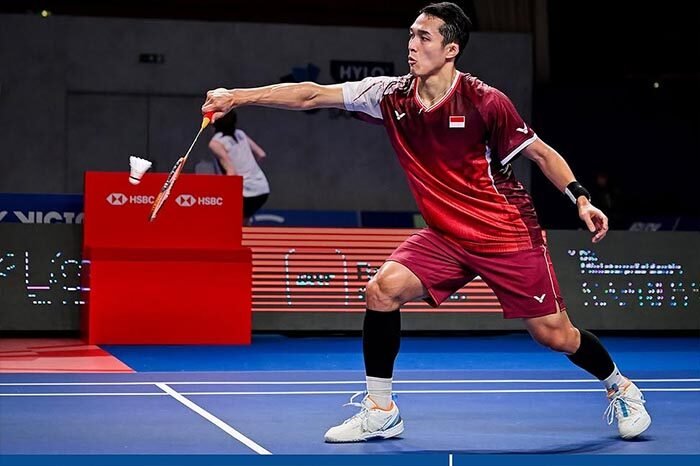 Jonatan Christie memastikan tempat di final Hylo Open 2025 setelah menang atas Alex Lanier dalam tiga gim dramatis di Saarlandhalle, Jerman.