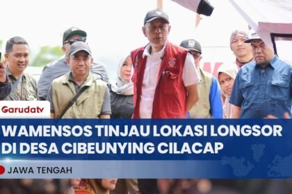 Wamensos Agus Jobo Priyono Tinjau Lokasi Longsor Cilacap, Berikan Santunan