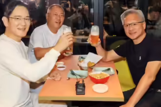 Tiga Miliarder Nongkrong Makan Ayam Goreng, Saham Perusahaan Langsung Terbang 30 Persen