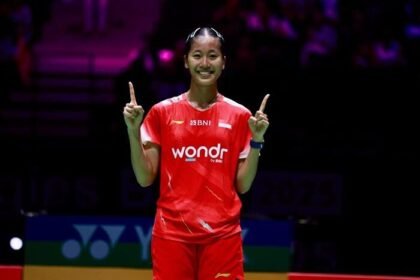 Putri KW tampil dominan dan pastikan tiket final Hylo Open 2025 setelah menundukkan Unnati Hooda dua gim langsung.