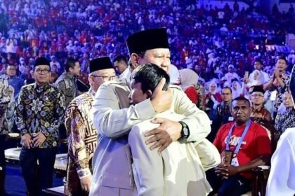 Azzam Tutup Acara dengan “Terima Kasih Guruku”, Prabowo Beri Pelukan Hangat