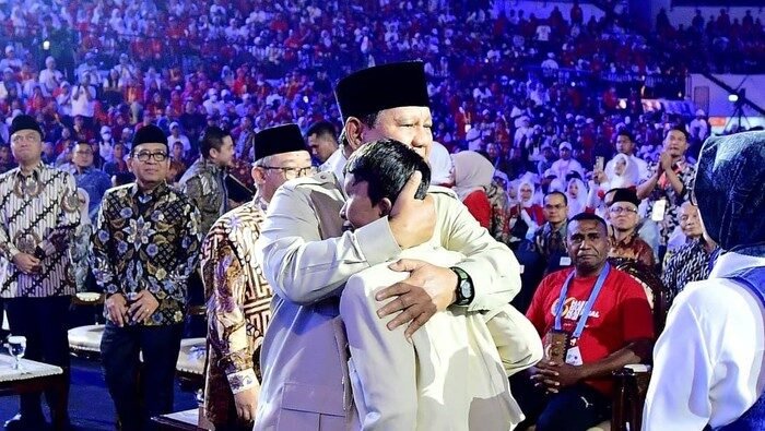 Azzam Tutup Acara dengan “Terima Kasih Guruku”, Prabowo Beri Pelukan Hangat