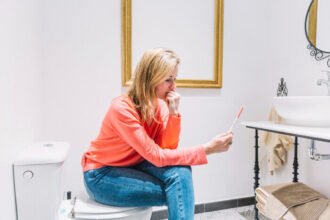 7 Risiko Medis Fatal dari Kebiasaan Main Ponsel di Toilet.