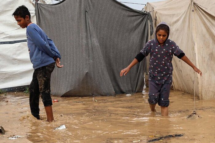Tenda-Tenda Terhanyut dan Rumah Sakit Lumpuh karena Banjir: Krisis Pengungsi Gaza Tambah Parah 3 Tenda-Tenda Terhanyut dan Rumah Sakit Lumpuh karena Banjir: Krisis Pengungsi Gaza Tambah Parah