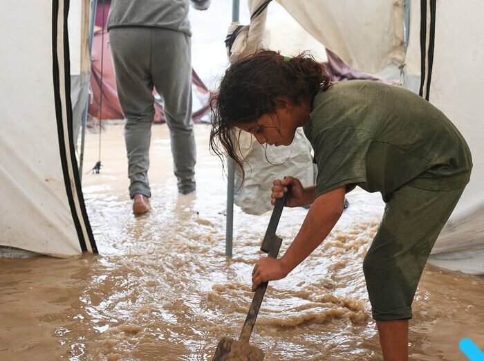 Banjir merendam tenda-tenda pengungsi Gaza saat musim dingin mendekat, memperburuk salah satu krisis kemanusiaan terbesar di Timur Tengah.