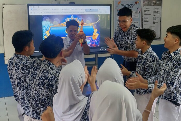 Kelas digital SMPN 1 Samarinda tampil berbeda dengan penggunaan papan interaktif yang membuat belajar lebih seru dan kolaboratif.